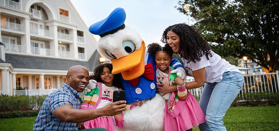 Use the Priority Card for Disney Character Meet-and-Greets