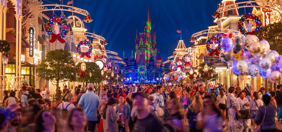 Crowd in December in Disney Paris